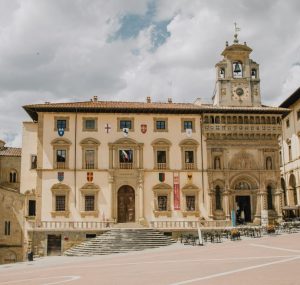 Facciata del Palazzo della Fraternita dei Laici ad Arezzo, con orologio astronomico e loggetta di Vasari